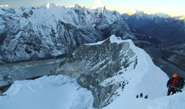 PISANG PEAK TREK